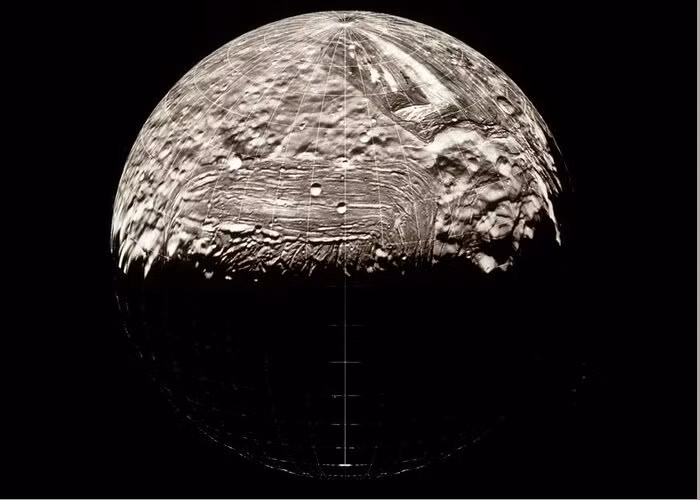Tàu Voyager 2, được phóng vào không gian từ năm 1977, đã thực hiện những chuyến bay quanh các hành tinh xa xôi của Hệ Mặt Trời và gửi về Trái Đất hàng triệu dữ liệu quý giá. Trong chuyến bay quanh Miranda vào năm 1986, tàu Voyager 2 đã thu thập được các thông tin cho thấy Miranda có thể ẩn chứa một đại dương ngầm - một phát hiện gây sốc đối với các nhà khoa học.(Ảnh: Science Photo Gallery)
