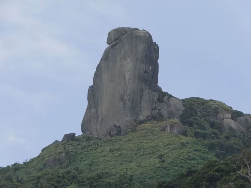 Theo truyền thuyết, vua Lê Thánh Tông đã khắc chữ lên tảng đá này để đánh dấu biên giới Đại Việt và Chiêm Thành. Từ đỉnh Đá Bia, du khách có thể ngắm nhìn toàn cảnh vùng đất Phú Yên xinh đẹp.(Ảnh: Hodadi)