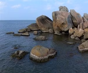 Hòn Đá Bạc còn là điểm đến lý tưởng để ngắm hoàng hôn và bình minh trên biển, cũng như tìm hiểu về hệ sinh thái phong phú của vùng đất cuối cùng Việt Nam.(Ảnh: VamVo.com)