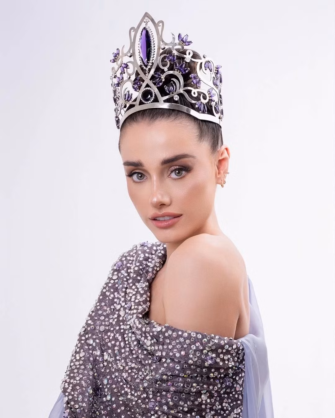 Camila Roca tỏa sáng trong đêm chung kết. Cô giữ phong độ ổn định trong hành trình tại đấu trường sắc đẹp Miss International. Á hậu 1 năm nay 26 tuổi, sở hữu chiều cao 1,78 m. Cô từng tốt nghiệp đại học ngành Kỹ thuật thương mại với thành tích tốt. Nhiều năm qua, Roca say mê với các hoạt động xã hội. Ảnh: Camila Ribera Roca.