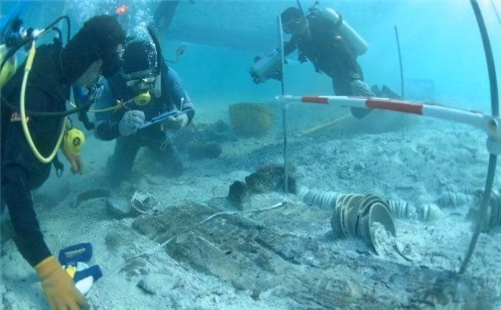 Hồ Baikal ở Nga, nổi tiếng là hồ nước ngọt sâu nhất và lâu đời nhất thế giới, ẩn chứa một huyền thoại về kho vàng khổng lồ, ước tính lên tới 1.600 tấn, được chôn vùi dưới đáy hồ để tránh thảm họa chiến tranh trong quá khứ. (Ảnh: The Archaeologist)