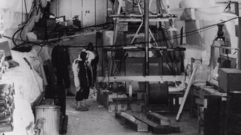 Được xây dựng vào năm 1959, Camp Century là một phần của dự án quân sự bí mật của Mỹ nhằm thử nghiệm khả năng phóng tên lửa hạt nhân từ Bắc Cực. Với mạng lưới đường hầm dài hàng chục km, căn cứ này được cung cấp năng lượng bởi một lò phản ứng hạt nhân. Tuy nhiên, đến năm 1967, căn cứ này bị bỏ hoang sau khi chương trình phóng tên lửa bị hủy bỏ.(Ảnh: Sky News)