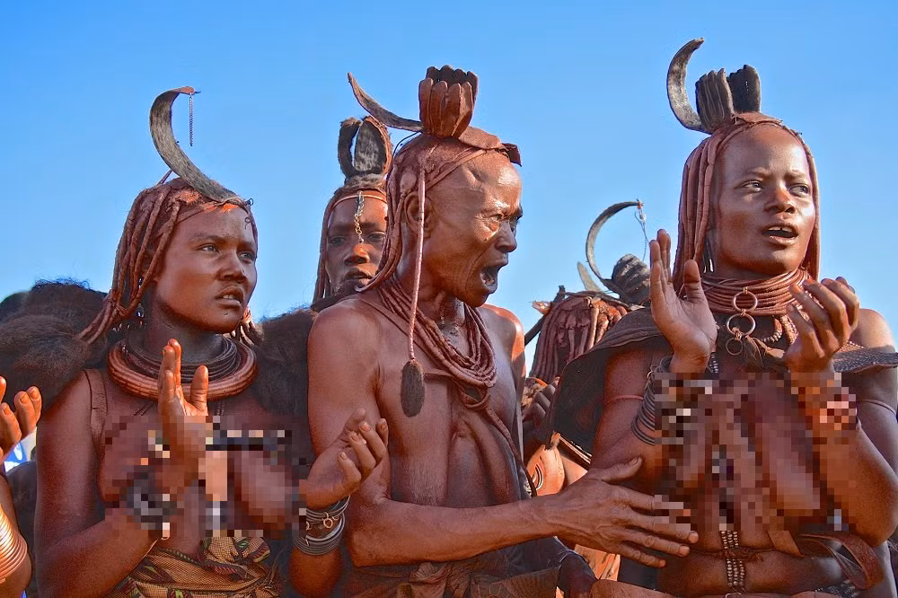 Người Himba duy trì lối sống nguyên thủy hơn 500 năm, ít tiếp cận với văn minh hiện đại. (Ảnh: Hadithi Africa)