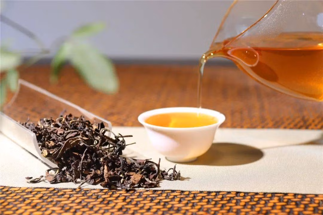 Trà Đông Phương Mỹ Nhân không chỉ nổi tiếng với hương vị đặc biệt mà còn mang lại nhiều lợi ích cho sức khỏe như: chứa nhiều chất chống oxy hóa, giúp làm chậm quá trình lão hóa, cung cấp dưỡng chất cho da, chống viêm, ngừa mụn, giúp giảm mệt mỏi, thư giãn cơ thể, nâng cao sức khỏe tim mạch, kiểm soát cholesterol và hỗ trợ tiêu hóa.(Ảnh: Sohu)