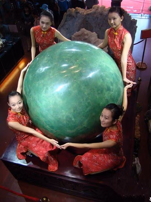 Tuy nhiên, do viên đá quá lớn và đắt đỏ, không ai sẵn sàng mua nó. Vì vậy, Triệu Xã Lương quyết định mở triển lãm trưng bày viên dạ minh châu khổng lồ này tại thành phố Văn Xương, tỉnh Hải Nam, Trung Quốc. Việc này giúp anh trở nên nổi tiếng và kiếm được tiền. (Ảnh: kknews.cc)