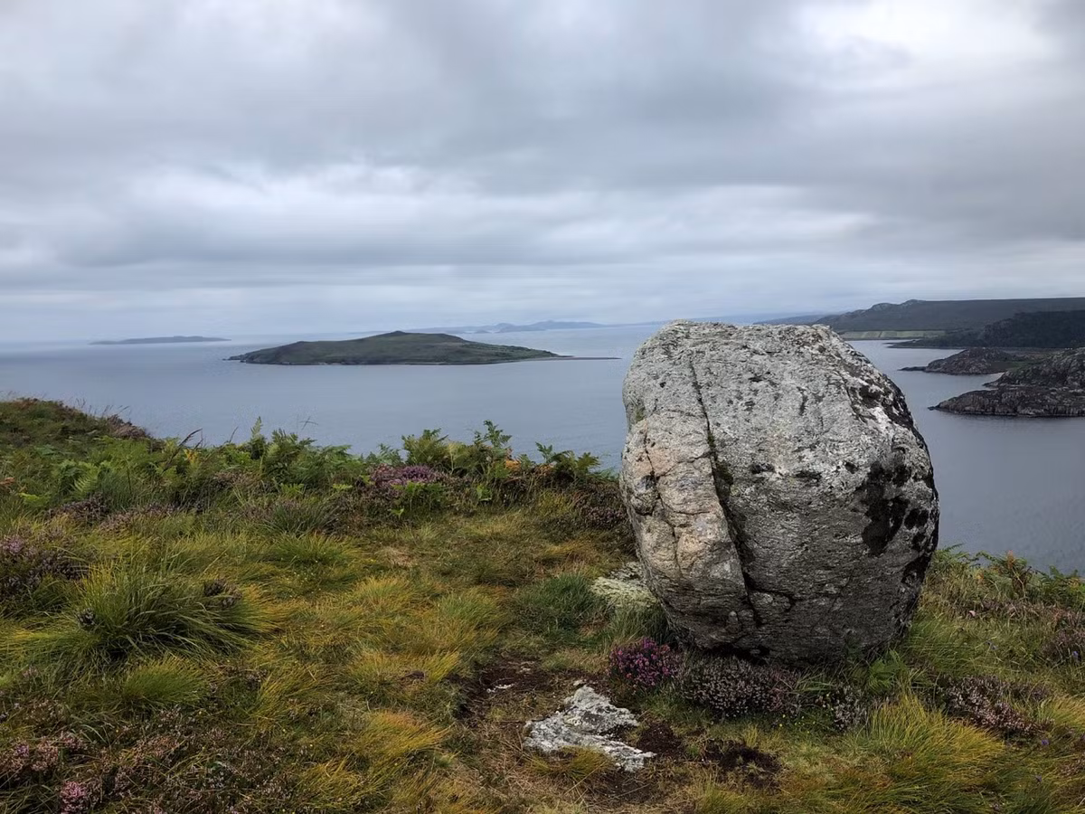 Trong suốt Thế chiến II, Đảo Gruinard, một hòn đảo nhỏ nằm ngoài khơi bờ biển Scotland, đã trở thành một phần tối tăm của lịch sử. Với chiều dài chỉ khoảng 2km, đảo Gruinard ban đầu là một nơi hoang sơ, chỉ có vài con cừu và thỉnh thoảng mới có người qua lại. Tuy nhiên, sự cô lập và vắng vẻ này đã khiến nó trở thành địa điểm lý tưởng cho những thử nghiệm vũ khí sinh học của Anh. (Ảnh:The Ferret)