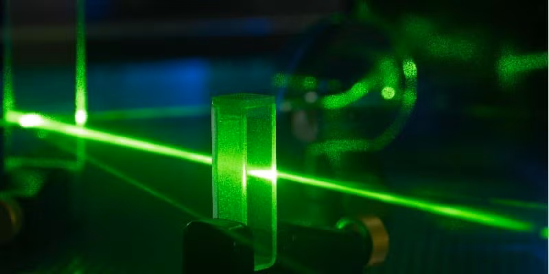 Việc chụp được hình ảnh của photon không chỉ là một bước tiến lớn trong nghiên cứu cơ bản mà còn mở ra nhiều ứng dụng tiềm năng. Theo tiến sĩ Benjamin Yuen, người đứng đầu nghiên cứu, hiểu biết sâu hơn về sự tương tác giữa ánh sáng và vật chất sẽ giúp thiết kế các cảm biến tốt hơn, cải thiện cell năng lượng quang điện và thúc đẩy phát triển điện toán lượng tử.(Ảnh: Faculty of Engineering and Physical Sciences - University of Leeds)