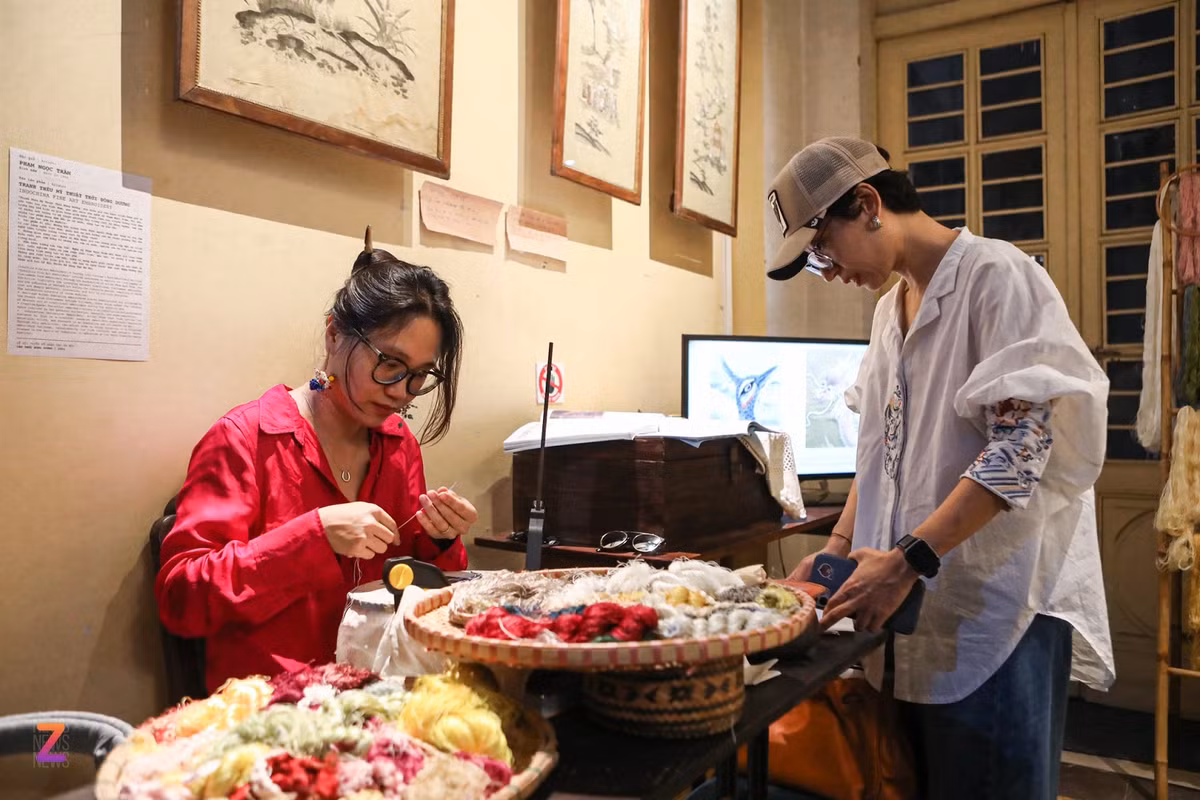 Cũng tại tầng 1 là không gian trải nghiệm thêu và trưng bày kết quả nghiên cứu, sưu tầm và thể nghiệm với di sản nghề thêu Việt Nam thời kỳ Đông Dương của nữ nghệ sĩ Phạm Ngọc Trâm.