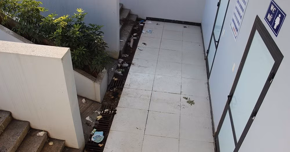 Rác ngập khuôn viên nhà vệ sinh tiền tỷ tại Quảng Ninh. (Ảnh: Phạm Công)