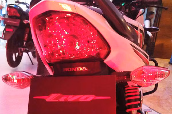 Phần đuôi là cùm đèn hậu halogen lớn, cặp đèn xi-nhan dạng giọt nước tương tự như trên đầu xe được thiết kế nằm đối xứng hai bên.
