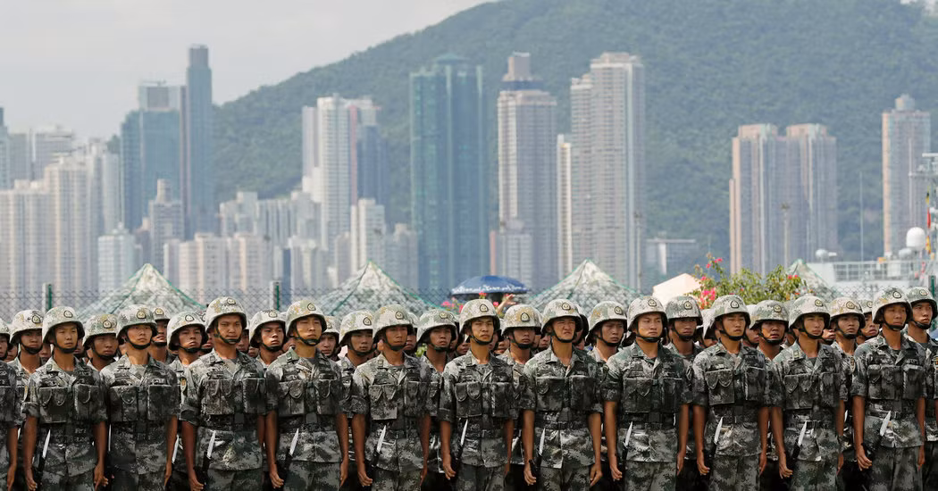 Trung Quoc co bao nhieu linh dong tai Hong Kong va... ly do?