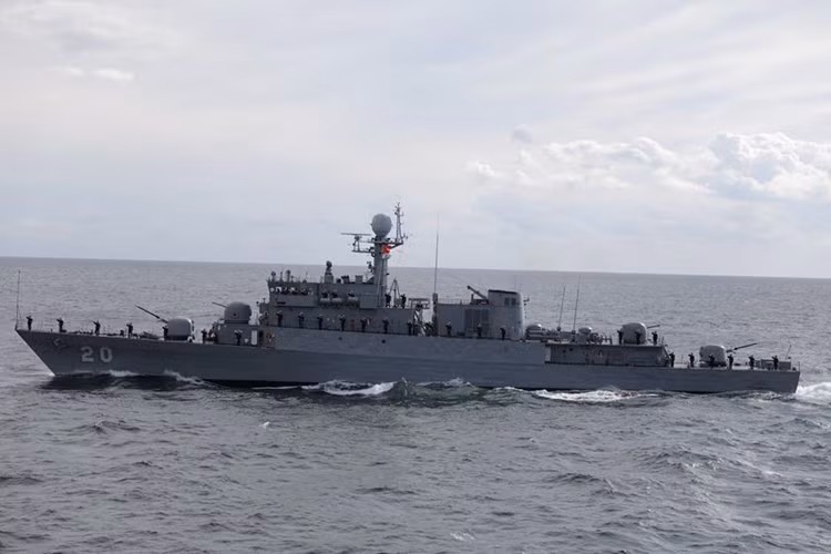 Các tàu hộ vệ lớp Pohang có kích cỡ khá nhỏ với chiều dài 88,3 m; chiều rộng 10 m; mớm nước 2,9 m; lượng giãn nước đầy tải 1.300 tấn. Tàu được trang bị động cơ diesel và turbine khí kết hợp cho phép tàu chạy với vận tốc tối đa 32 hải lý/giờ và có tầm hoạt động 4.000 hải lý, với thủy thủ đoàn 95 người. Nguồn ảnh: Báo Hải Quân.