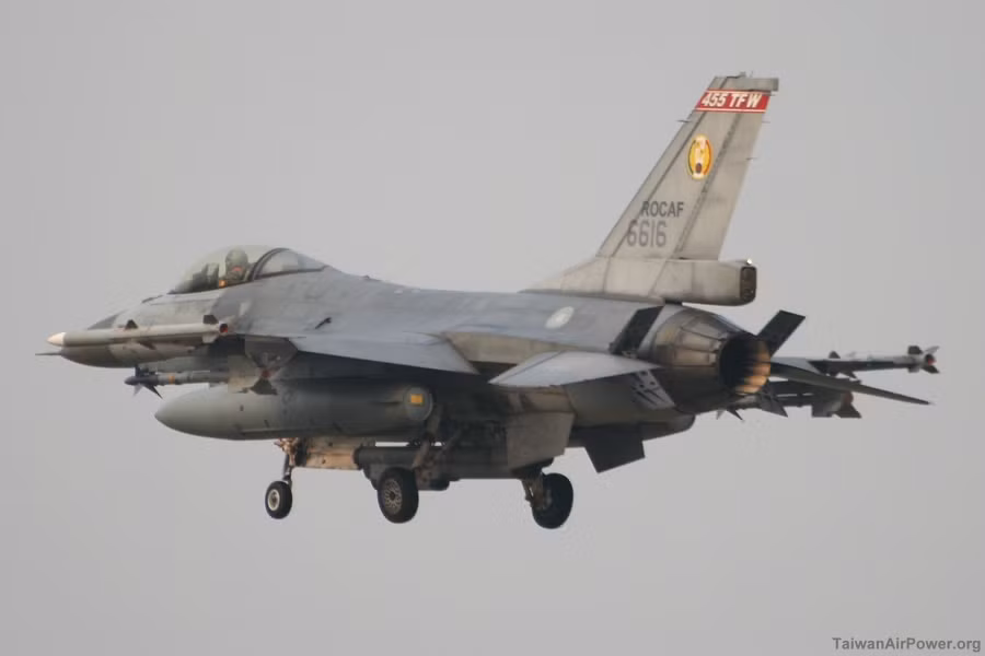 Theo như hợp đồng mua bán được Đài Loan ký kết với Mỹ, mỗi chiếc F-16 phiên bản tiêm kích F-16V sẽ được Đài Loan mua với giá lên tới 121,21 triệu USD - con số này là cao hơn cả giá thành của tiêm kích F-35B đắt nhất hành tinh hiện nay vốn cũng chỉ có giá 115 triệu USD chưa kể mua nhiều sẽ có chiết khấu cao. Nguồn ảnh: SCMP.