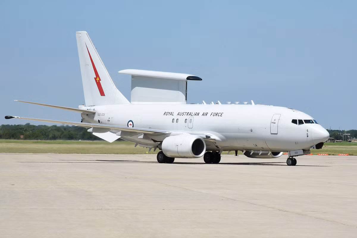 Hệ thống radar của máy bay cảnh báo sớm E-7 được cải tiến so với phiên bản E-3, cho phép nó phát hiện được mục tiêu có kích thước bằng máy bay chiến đấu ở khoảng cách tối đa 370 km và phát hiện được mục tiêu hàng hải có kích thước bằng khinh hạm ở khoảng cách 240 km. Nguồn ảnh: Aviation.