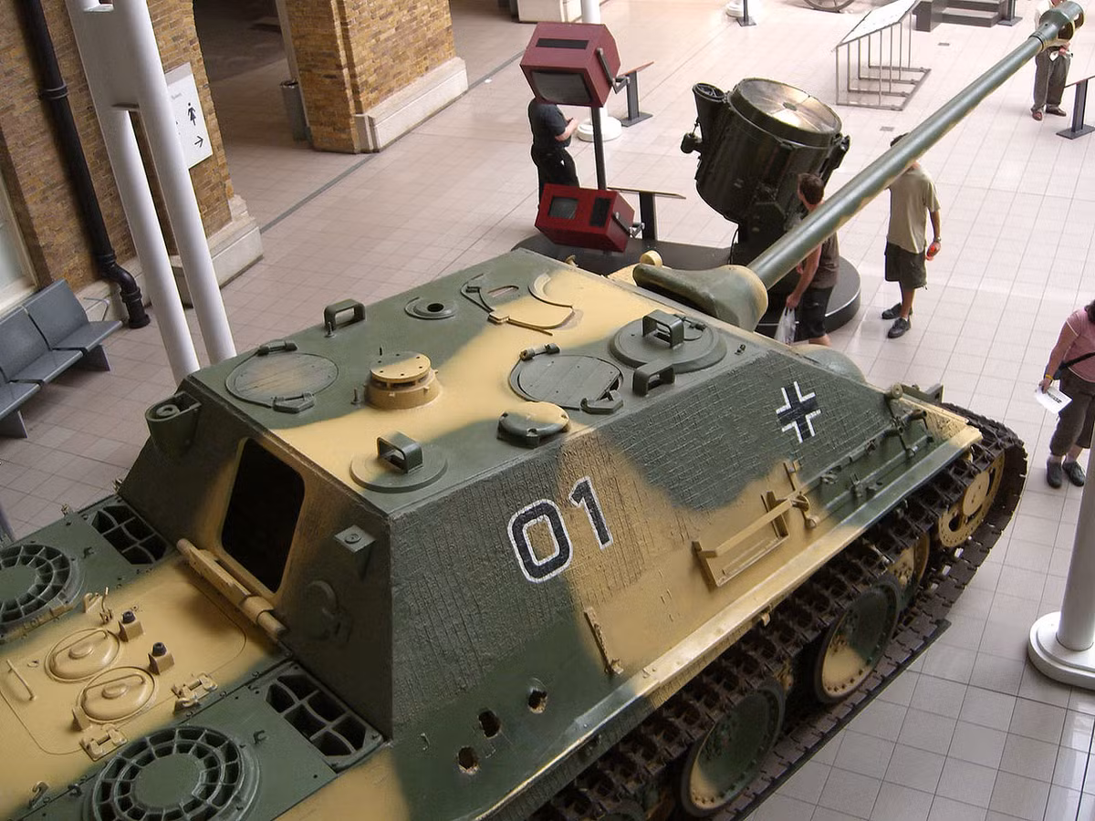 Điều đáng tiếc đó là tầm hoạt động tối đa của Jagdpanther chỉ vào khoảng 160 km/h khiến cho gánh nặng mà nó gây ra cho lực lượng hậu cần Đức trong thời điểm cuối chiến tranh là quá lớn. Nguồn ảnh: Warhistory.
