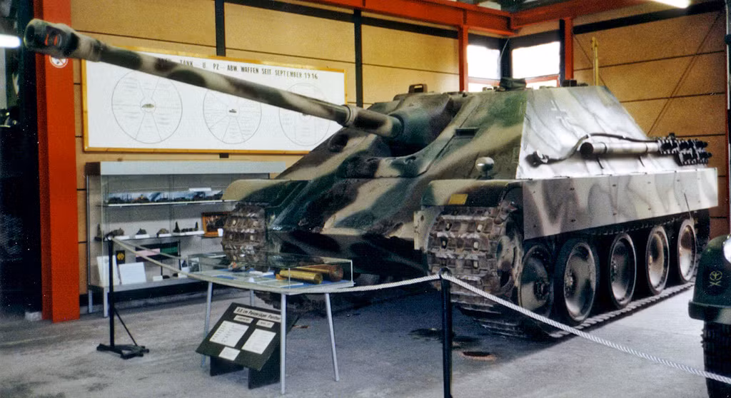Pháo tự hành Panzer V cũng chủ yếu tham chiến ở mặt trận phía Đông - đối đầu với lực lượng xe tăng đông khủng khiếp của Liên Xô. Ở mặt trận phía Tây, loại pháo tự hành này chỉ xuất hiện trong hai trận đánh một là ở Normandie và hai là trong trận phản công Andernes. Nguồn ảnh: Warhistory.