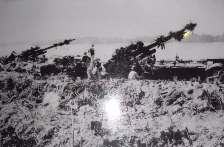 Tới những năm đầu của thập niên 60, Liên Xô bắt đầu cung cấp cho ta một lượng lớn các loại pháo phòng không hiện đại bao gồm các loại cỡ lớn hơn theo chuẩn Liên Xô như 85mm hay 100mm nên dần dần, pháo Flak 88 cũng bị ra rút ra khỏi biên chế. Nguồn ảnh: TL.
