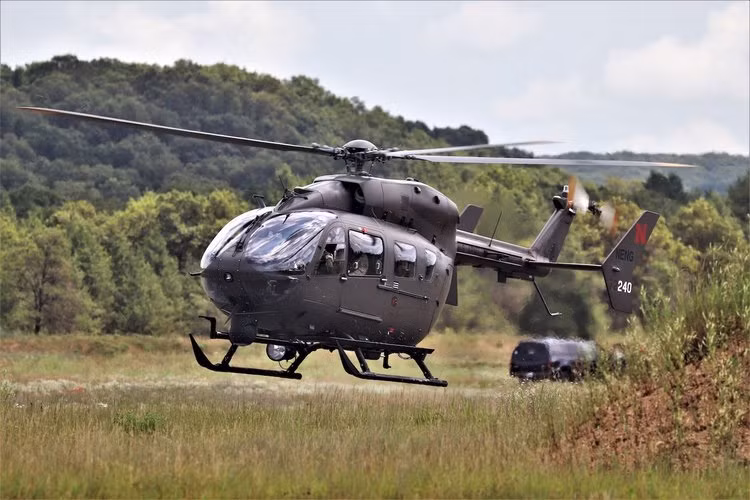 Những loại trực thăng cực kỳ tên tuổi của quân đội Mỹ bao gồm Black Hawk, Apache và Chinook đã quá quen thuộc với nhiều người, tuy nhiên ít ai biết rằng quân đội Mỹ vẫn còn một loại trực thăng cỡ nhỏ cực kỳ quan trọng khác với mục đích ra đời chính ban đầu là để "hầu" các loại trực thăng nói trên trên chiến trường. Nguồn ảnh: BI.