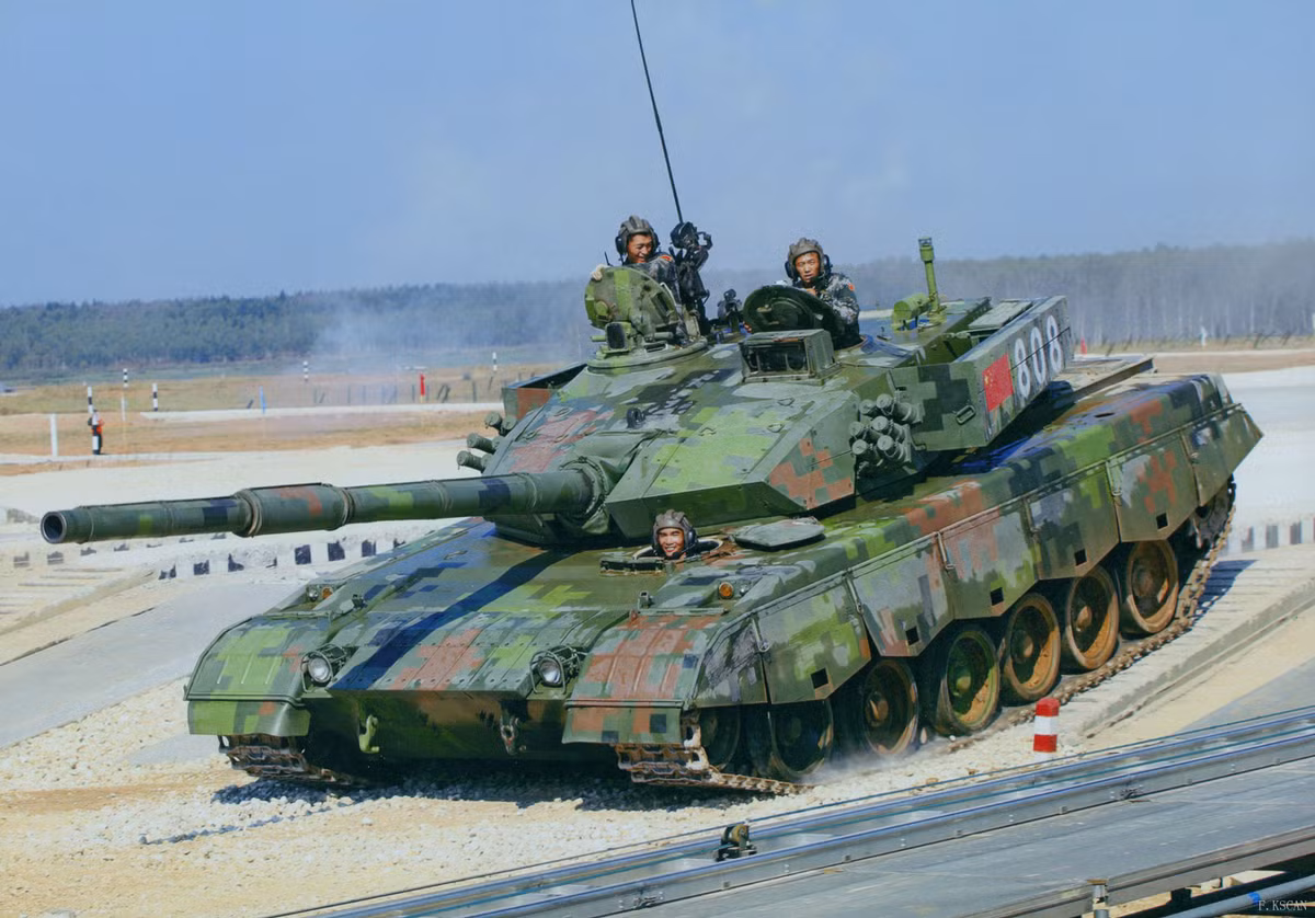 Hệ thống giáp của Type 99 cũng khá hiện đại với đầy đủ các cơ chế bảo vệ chủ động và bị động cực kỳ hiện đại. Giáp của xe là giáp hàn với những góc cạnh được tính toán cực kỳ hợp lý kèm theo đó là các tấm composite để tăng cường khả năng đánh bật đạn pháo khi đâm vào xe tăng từ những góc bắn hiểm. Nguồn ảnh: Sina.