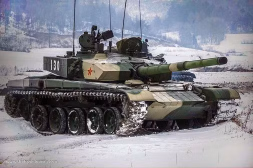 Giống như nhiều loại xe tăng hiện đại khác, hệ thống pháo của Type 99 có khả năng tương thích với nhiều loại đạn khác nhau, trong đó có cả những loại đạn 125mm kiểu cũ được Liên Xô và các quốc gia trong hiệp ước Warsaw sử dụng. Nguồn ảnh: Sina.