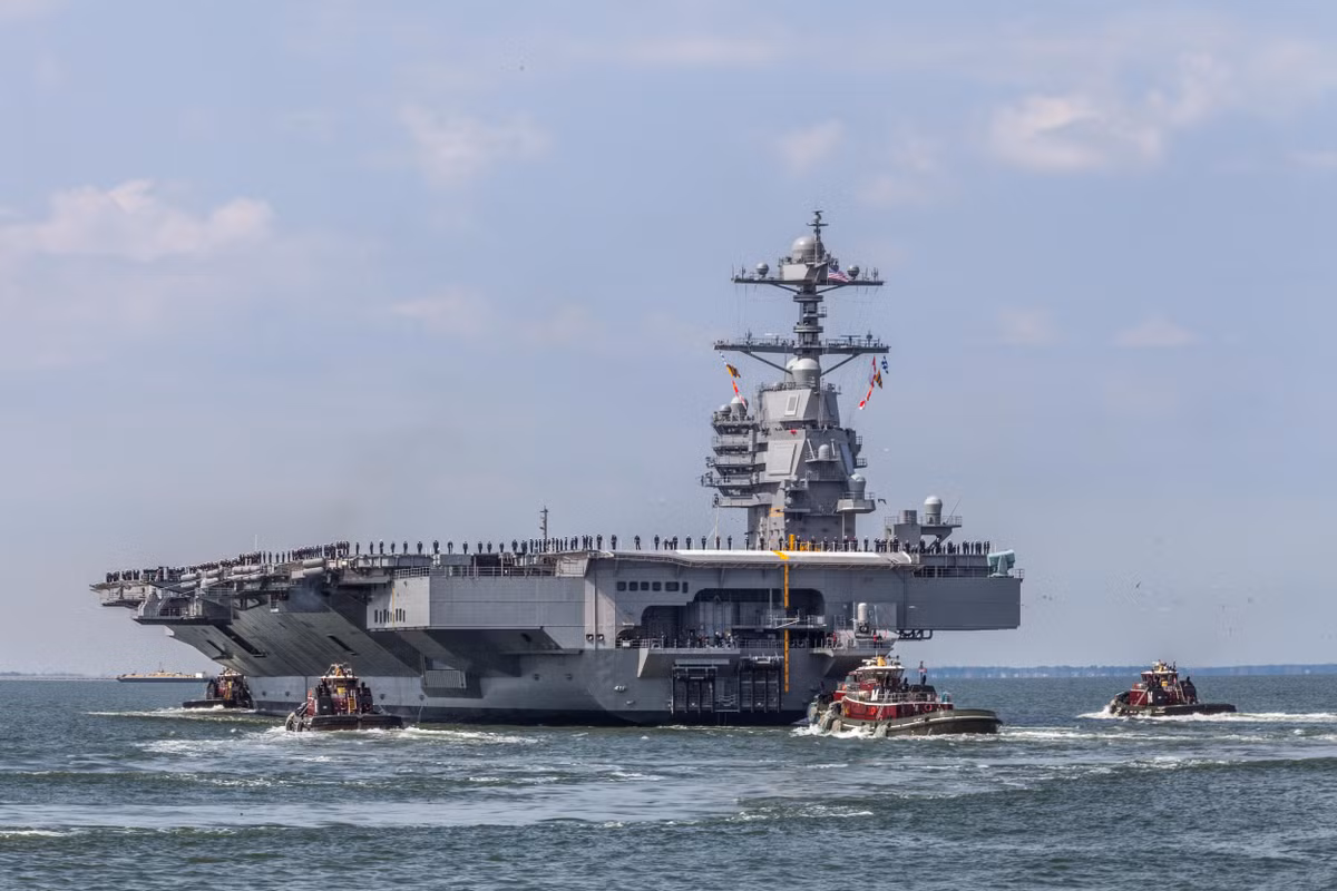 Về mặt lý thuyết, tiêm kích F-35C hoàn toàn có thể được phóng đi từ hệ thống phóng đệm từ trường kiểu mới của tàu sân bay USS Gerald R. Ford. Tuy nhiên loại chiến đấu cơ này lại không thể hạ cánh trên tàu sân bay này được. Nguồn ảnh: BI.