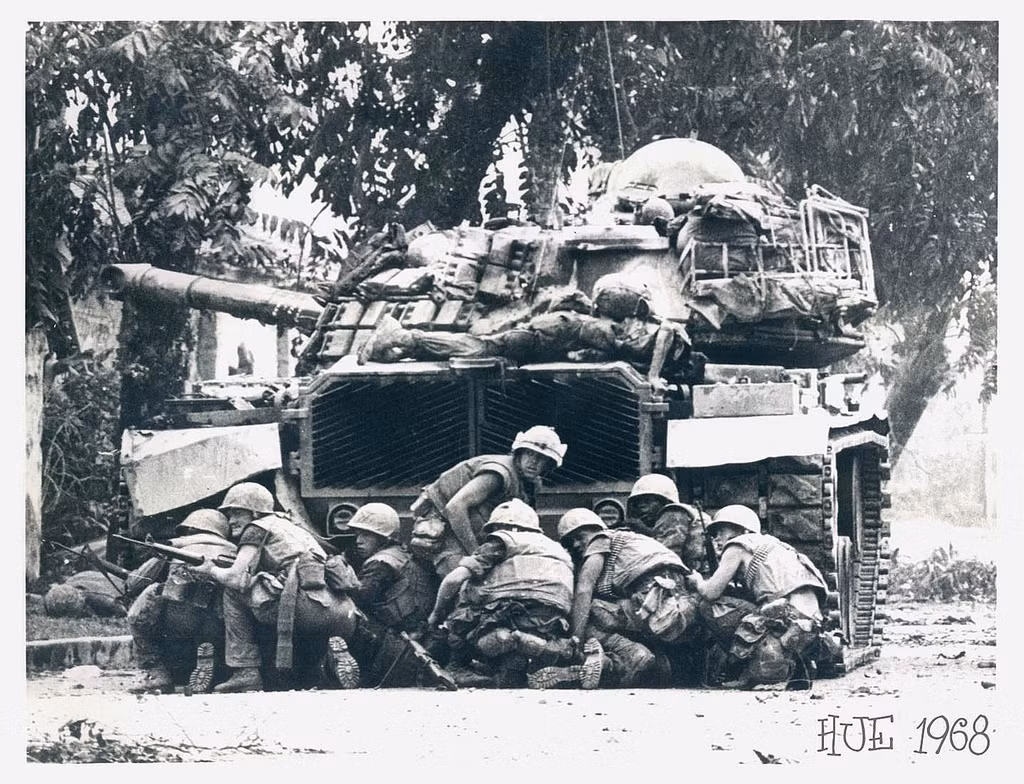 Tới năm 1969, lực lượng lính Mỹ đồn trú tối đa ở Việt nam vẫn đạt 549.500 quân tương đương với năm 1968 nhưng đã có dấu hiệu giảm dần, tới năm 1970 số lính Mỹ đồn trú tại Việt Nam tụt xuống chỉ còn 335.790 quân. Nguồn ảnh: TheArchive.