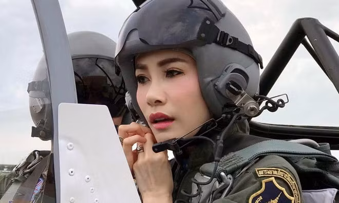 Văn phòng Hoàng gia Thái Lan vừa công bố những hình ảnh hiếm về Hoàng quý phi Sineenat Wongvajirapakdi của quốc gia này và cho thấy bà là một người được đào tạo quân sự rất bài bản với kỹ năng không thua kém gì một đặc nhiệm tinh nhuệ. Nguồn ảnh: Văn phòng Hoàng gia Thái Lan.