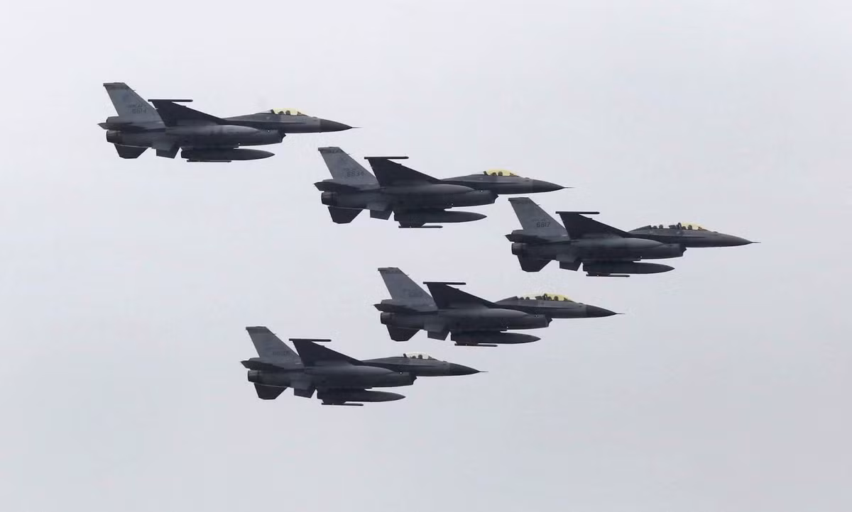 Quay trở lại với thương vụ mua bán F-16V của Đài Loan với Mỹ. Tổng giá trị hợp đồng cho 66 chiếc F-16V lên tới 8 tỷ USD và đây có lẽ sẽ là thương vụ mua bán F-16 lời nhất mà Mỹ từng thực hiện với giá của mỗi chiếc F-16 được bán ra cao hơn cả giá của một chiếc F-35B mới cứng. Nguồn ảnh: Pinterest.