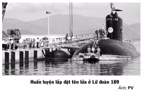 Tên lửa Club-S của Việt Nam có chiều dài tổng cộng 8,2 mét và mang theo đầu đạn nặng tối đa 200 kg. Theo công bố của nhà sản xuất, loại tên lửa này có tầm bắn tối đa 220km. Nguồn ảnh: QPVN.