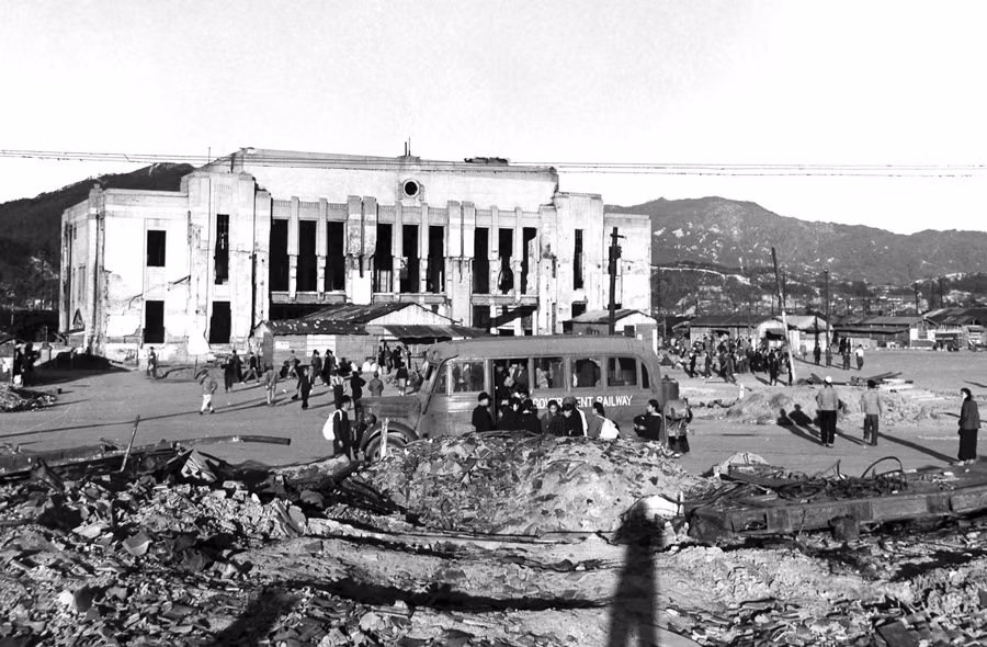 Ga tàu trung tâm của Hiroshima vẫn trụ vững sau vụ nổ trong khi những toà nhà xung quanh nó đã bị san phẳng. Nguồn ảnh: Theatlantics.