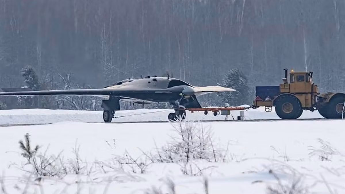 Với kích thước có phần lớn hơn cả Su-34, nhiều chuyên gia phỏng đoán rằng S-70 có khả năng mang theo vũ khí gần như tương đương với các loại tiêm kích của Nga, thậm chí có thể tương thích với mọi loại bom hay tên lửa hiện đang được Không quân Vũ trụ Nga sử dụng. Nguồn ảnh: QQ.