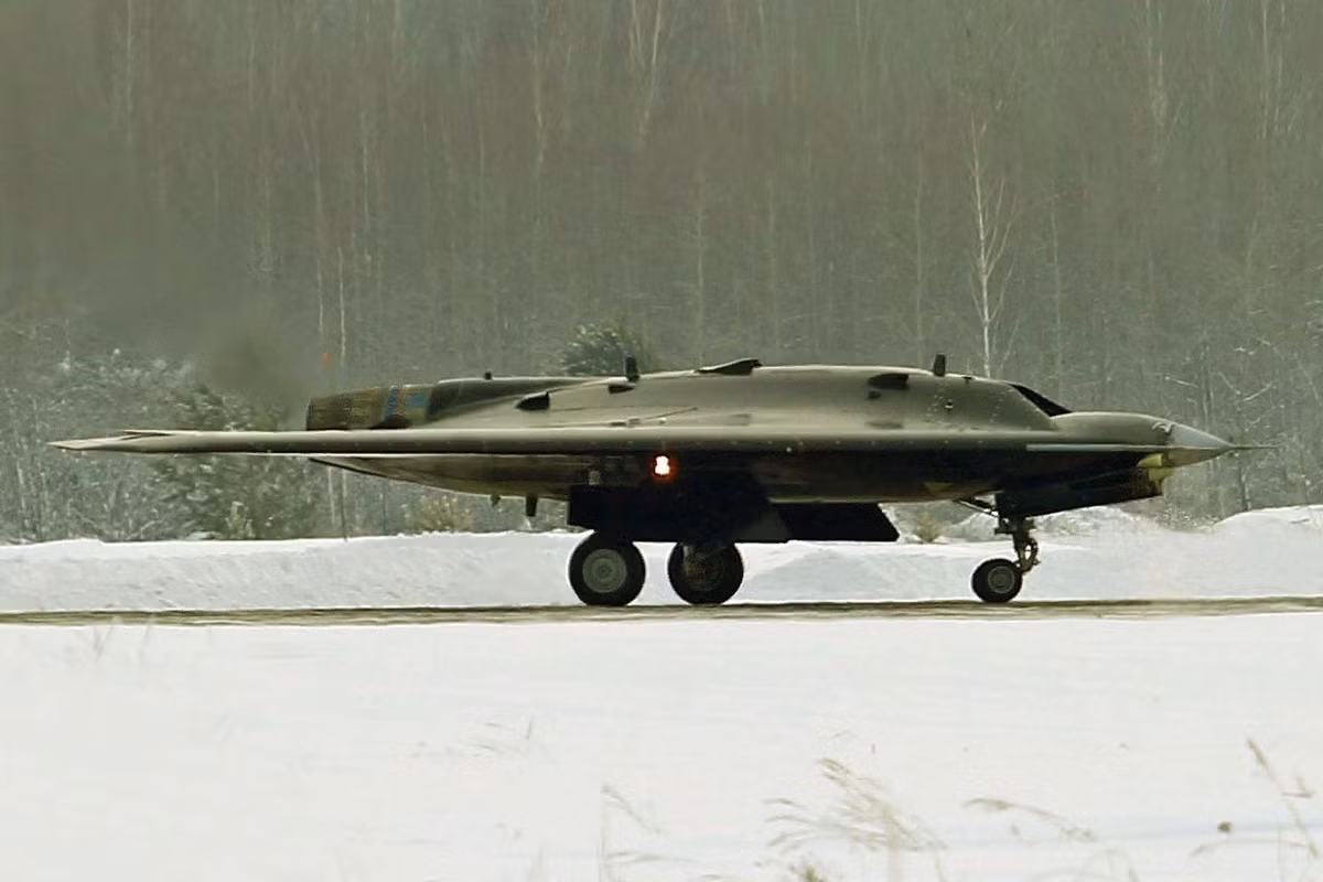 Còn có tên mã là S-70, loại máy bay không người lái này có sải cánh 19 mét, chiều dài 14 mét và có trọng lượng cất cánh lên tới 25 tấn trong đó có kèm 2,8 tấn vũ khí. Tốc độ bay của Okhotnik-B vào khoảng từ 1000 cho tới 1400 km/h. Nguồn ảnh: QQ.