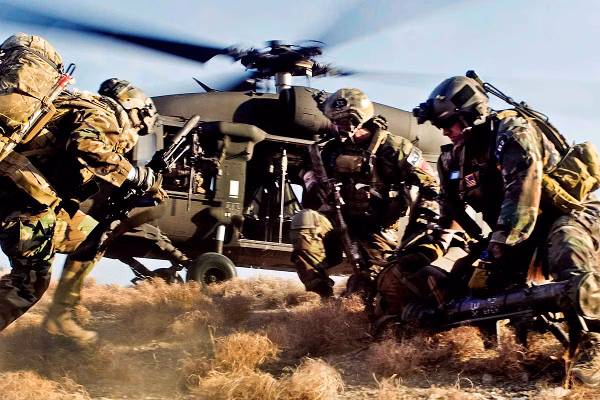 Ngoài ra, UH-60 còn có thể được trang bị các pod hoả lực bao gồm súng máy 7,62mm, 12,7mm hoặc thậm chí là pháo 20mm, 30mm. Nguồn ảnh: QQ.