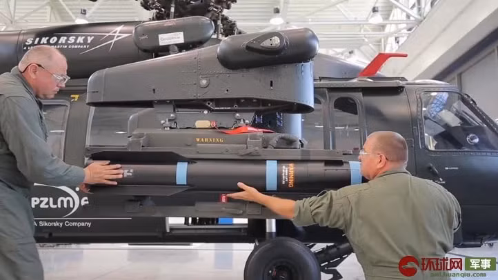 Hoả lực thông thường của UH-60 Black Hawk bao gồm các loại pháo phản lực, bom hay thậm chí cả tên lửa đối đất hoặc tên lửa không đối không. Nguồn ảnh: QQ.