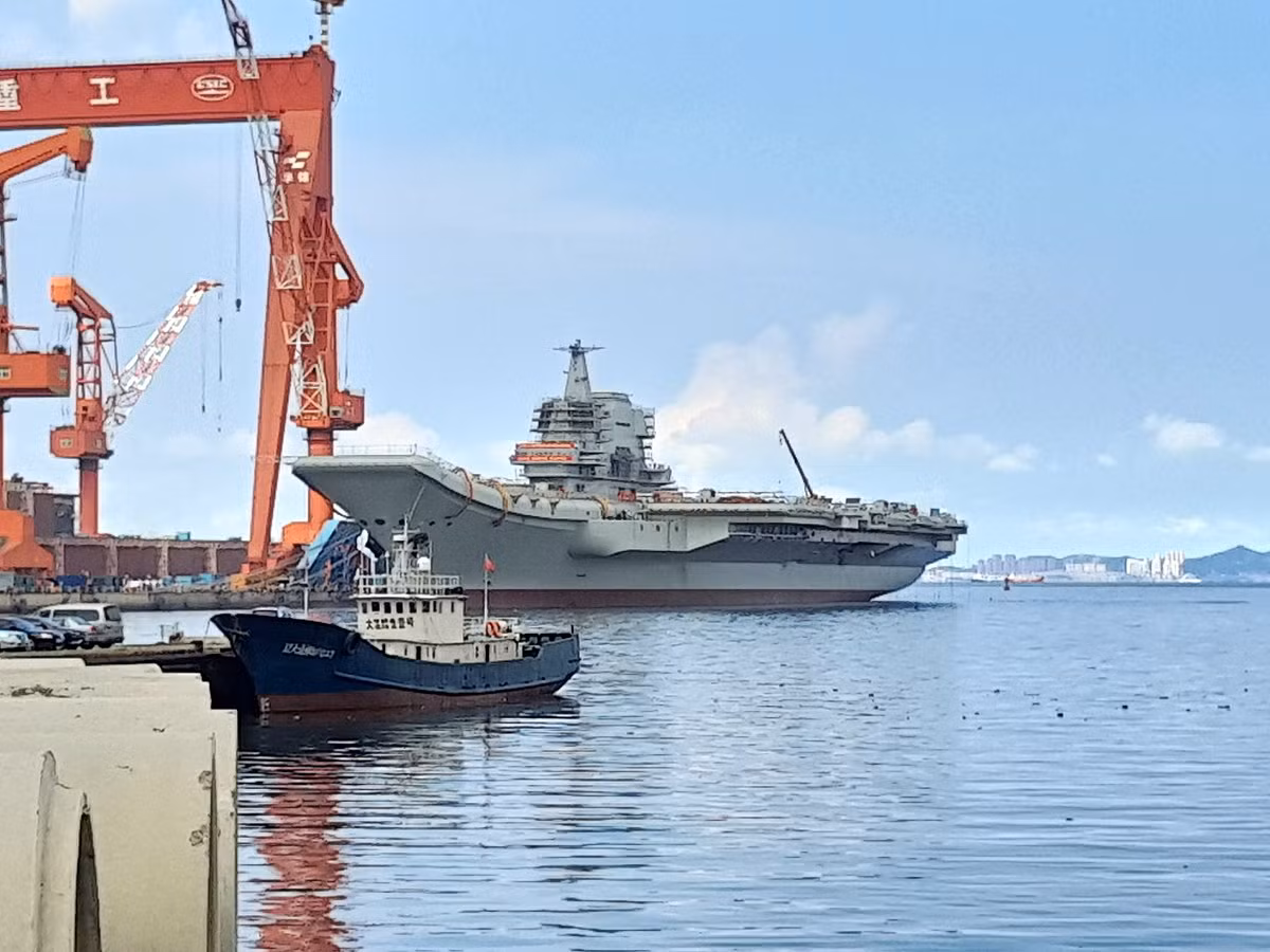 Thậm chí theo Đài truyền hình Trung ương Trung Quốc, tàu sân bay mới của quốc gia này có khả năng mang theo nhiều máy bay hơn so với tàu sân bay Liêu Ninh - tàu sân bay đầu tiên của Trung Quốc hiện đã chuyển sang nhiệm vụ huấn luyện. Nguồn ảnh: Sina.