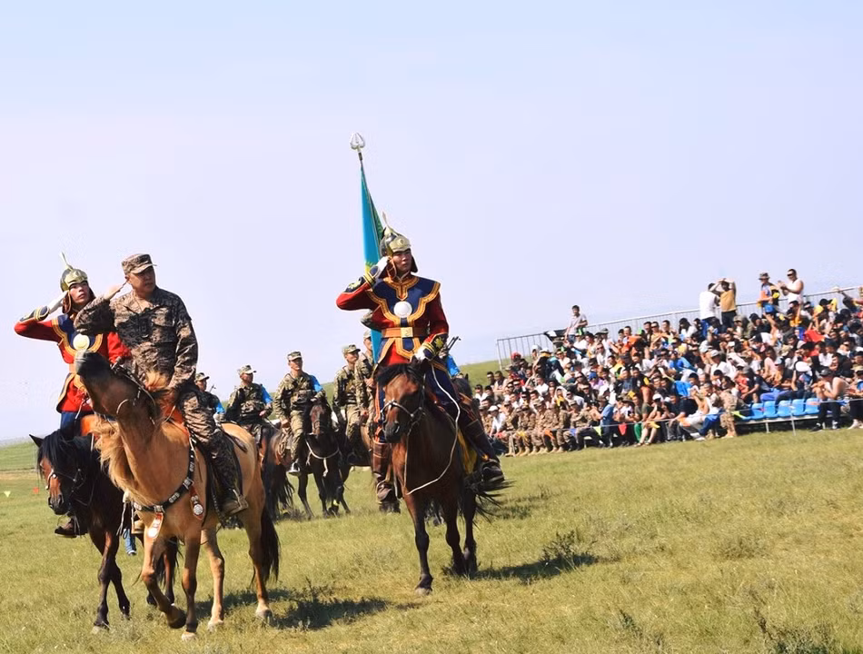 Đội thi tới từ Kazakhstan với bộ trang phục kỵ binh truyền thống cực kỳ ấn tượng trong ngày khai mạc phần thi này. Nguồn ảnh: Sina.