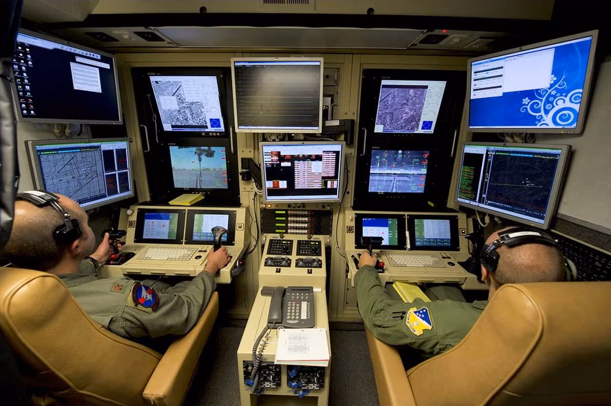 Nhiều khả năng, chiếc MQ-9 mà phiến quân Houthi vừa bắn hạ được Không quân Mỹ điều khiển từ căn cứ không quân đặt tại... Florida. Khi điều khiển từ khoảng cách quá xa như vậy, độ trễ của tín hiệu là quá lớn khiến các phi công mặt đất không thể né tránh được trong lúc bị tên lửa của Houthi bắt bám. Nguồn ảnh: QQ.