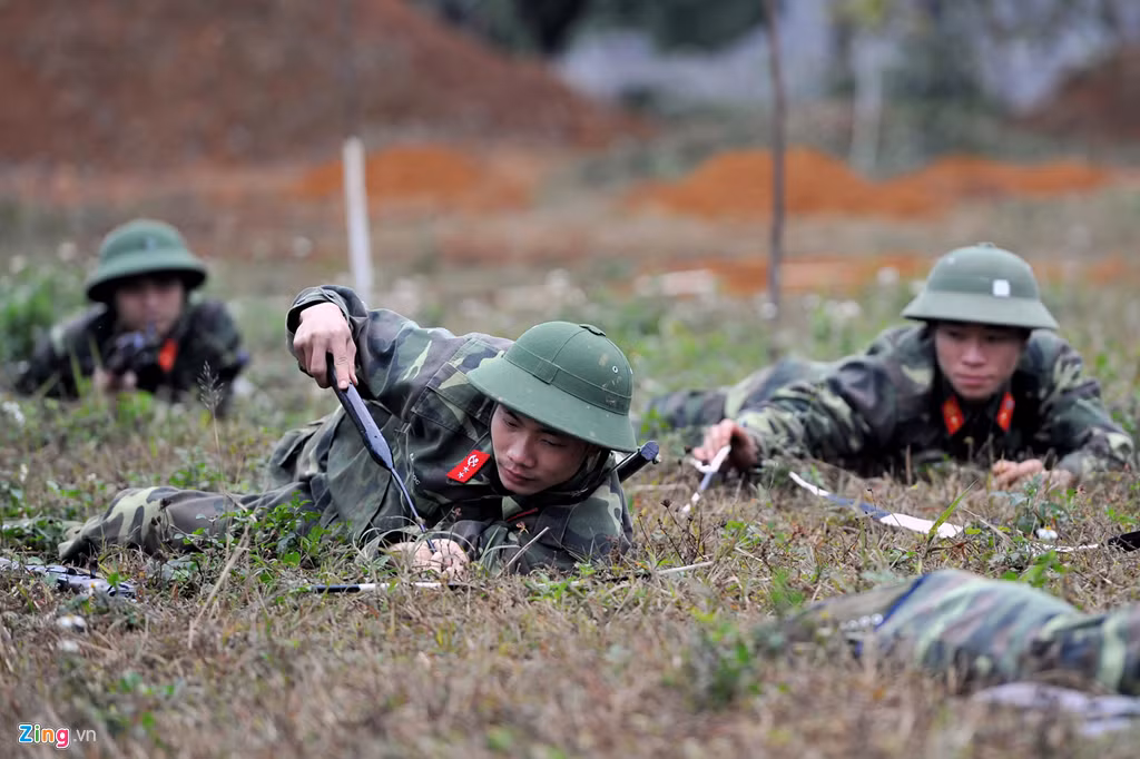 Ngay cả trong thời bình, lực lượng công binh của Việt Nam cũng vẫn luôn được rèn rũa bản lĩnh trong các nhiệm vụ rà phá, quy tập bom mìn còn sót lại từ cuộc chiến tranh chống Mỹ cứu nước. Nguồn ảnh: Zing.vn.