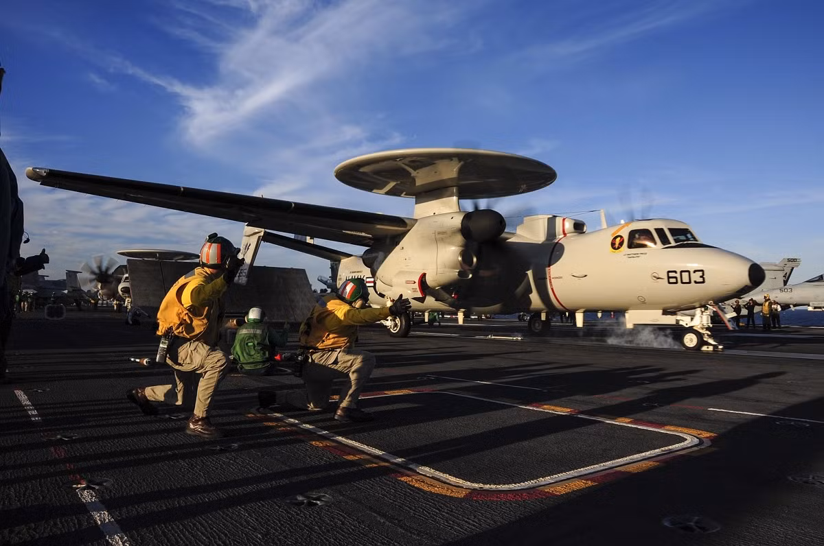 Sau khi móc trượt cả ba cáp hãm đà, máy bay cảnh báo sớm E-2D Hawkeye đã đâm thẳng vào dàn chiến đấu cơ F/A-18 đang đỗ ở mạn trái tàu. Rất may vụ việc không có thiệt hại về người. Nguồn ảnh: USnavy.