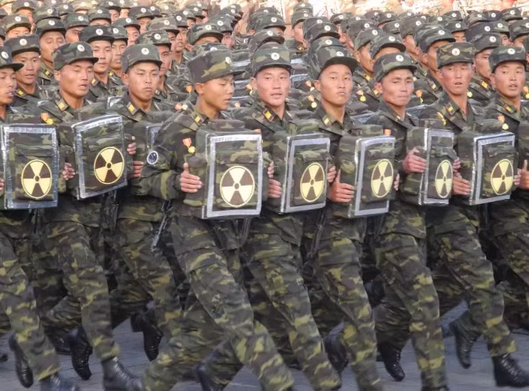 Một trong những minh chứng cho nhận định này về quân đội Triều Tiên đó là lực lượng cảm tử mang theo vũ khí hạt nhân. Nguồn ảnh: Chosun.