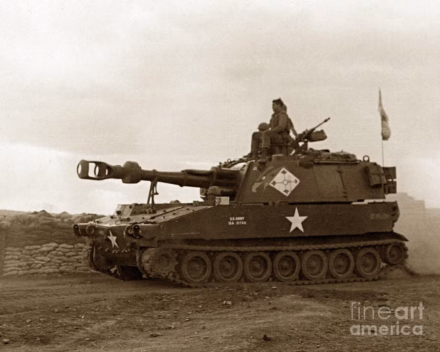 Ngoài khẩu pháo chính, M109 ở chiến trường Việt Nam còn được trang bị thêm một khẩu súng máy 12,7mm cùng với cơ số đạn 500 viên để tự vệ ở khoảng cách gần. Nguồn ảnh: Fineart.