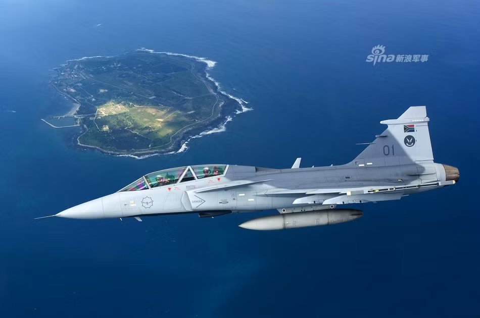 Tốc độ tối đa của JAS 39 vào khoảng Mach 2 tương đương với 2460 km/h ở độ cao lớn. Bán kính chiến đấu của loại tiêm kích một động cơ này vào khoảng 800 km trong khi đó tầm bay tối đa vào khoảng 3200 km. Nguồn ảnh: Sina.