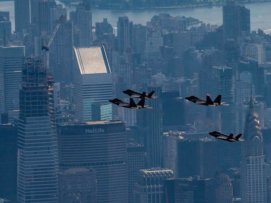 Trong buổi biểu diễn này, Không quân Mỹ cũng "góp vui" bằng sự tham gia của một dàn máy bay F-35 hiện đại. Nguồn ảnh: BI.