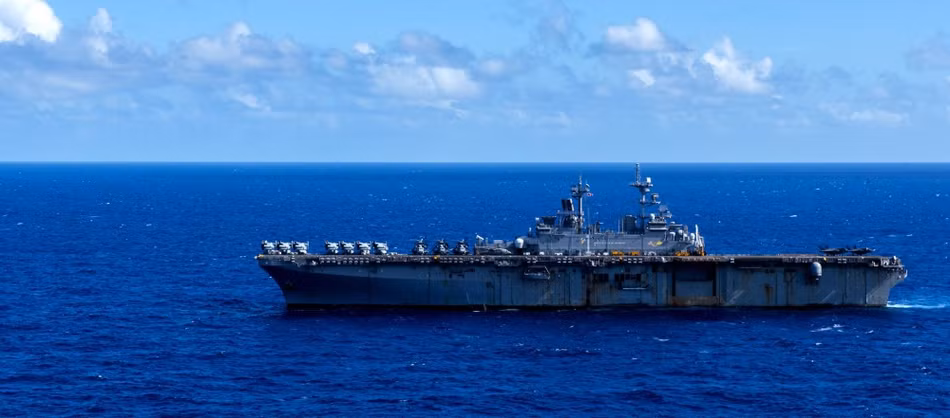 Với nhiệm vụ tấn công đổ quân, USS Wasp sẽ sử dụng toàn bộ không gian trên tàu để mang theo 22 máy bay lai trực thăng loại MV-22B. Cuối cùng là nhiệm vụ kiểm soát không phận và hải phận, tàu mang theo tối đa 20 máy bay F-35B hoặc AV-8B cùng với 6 trực thăng SH-60F. Nguồn ảnh: Sina.