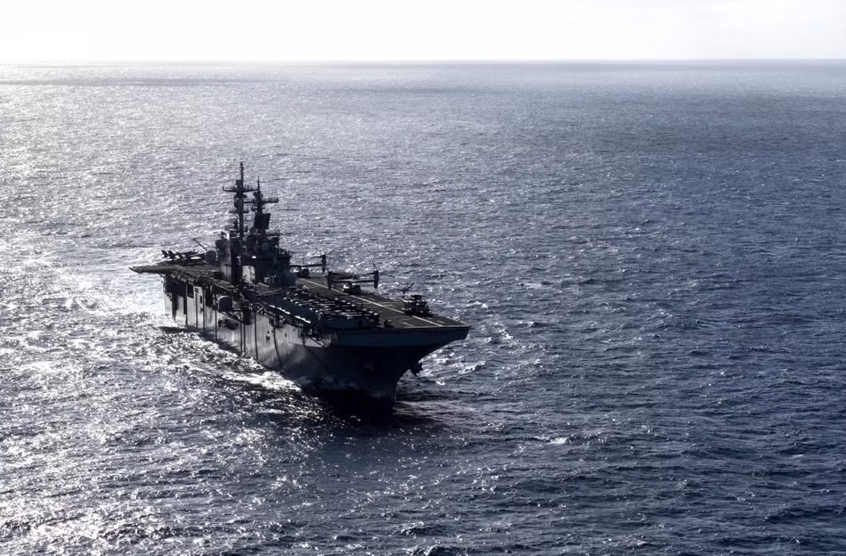 Về khả năng mang theo máy bay và trực thăng, trong một nhiệm vụ thông thường USS Wasp thường mang theo 6 máy bay loại F-35B hoặc AV-8B, 4 chiếc trực thăng tấn công, 12 máy bay lai trực thăng MV-22B cùng 4 trực thăng CH-53E và 4 trực thăng UH-1. Nguồn ảnh: Sina.