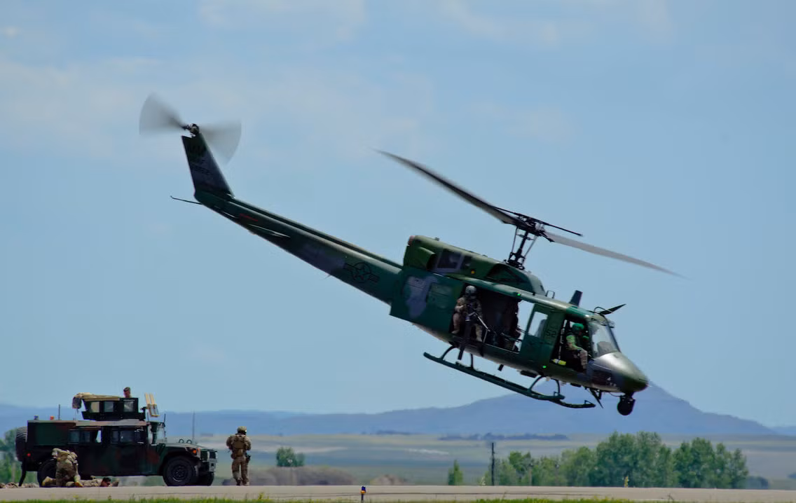 Trực thăng UH-1N - loại trực thăng cùng dòng vơi phiên bản trực thăng UH-1 huyền thoại từng phục vụ quân đội Mỹ trong Chiến tranh Việt Nam cũng xuất hiện trong buổi biểu diễn này. Nguồn ảnh: BI.
