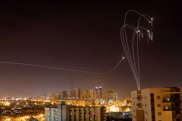 Tổ hợp Iron Dome của Israel được thiết kế bởi Rafael Advanced Defense Systems và rất nhiều linh kiện của tổ hợp này được chế tạo bởi tập đoàn Raytheon của Mỹ. Nguồn ảnh: BI.