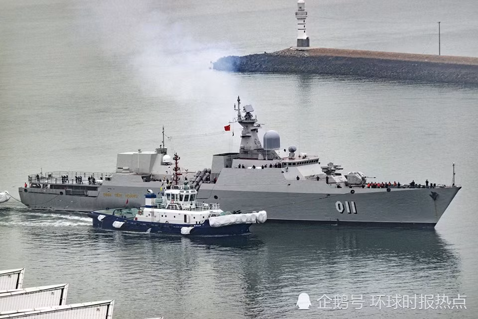 Ngoài ra, hoả lực của các tàu lớp Gepard này cũng rất nguy hiểm với 8 ống phóng tên lửa chống hạm Kh-35, 1 hệ thống tên lửa đối không Osa-M, 1 pháo lưỡng dụng cỡ nòng 76,2mm, 2 pháo cao tốc AK-630, 8 ống phóng ngư lôi 533mm và 1 bệ phóng tên lửa RBU-6000. Nguồn ảnh: TL.