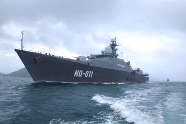 Kèm theo đó là hai trục dẫn động cho phép tàu Gepard di chuyển được với tốc độ tối đa 28 hải lý giờ hoặc tầm hoạt động tối đa 9000 km ở tốc độ 10 hải lý giờ. Nguồn ảnh: TL.