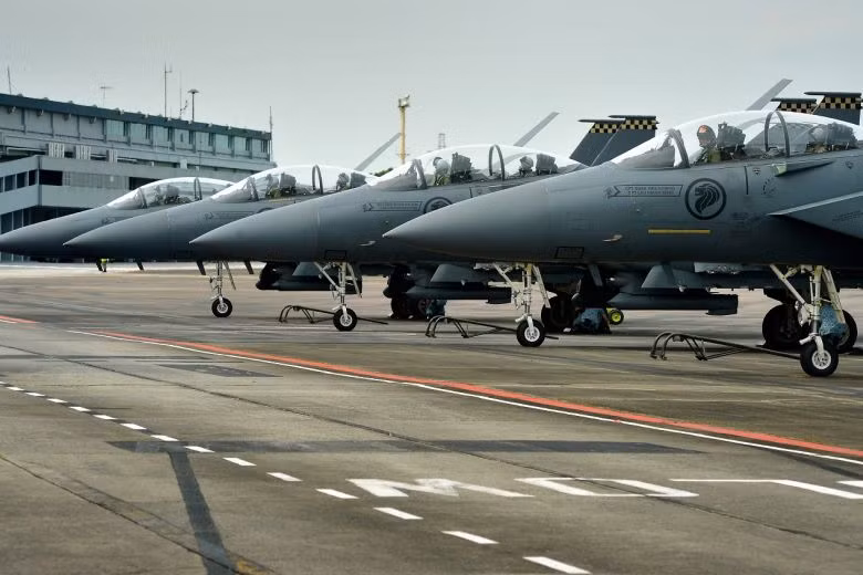 Hiện Không quân Cộng hòa Singapore (RSAF) có trong biên chế tổng cộng 40 chiếc tiêm kích đa năng hạng nặng F-15SG với hợp đồng đầu tiên được ký năm 2007 trị giá 1 tỷ USD – được coi là vụ mua bán máy bay chiến đấu đắt tiền nhất trong lịch sử RSAF. Nguồn ảnh: Aviation.